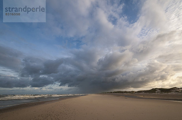Dramatische Wolkenbildung mit Regenschauer am Nordseestrand
