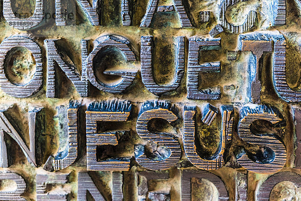 'Das Wort ''Jesus''  Detail der Aufschrift auf dem Eingangstor der Sagrada Família oder Basílica i Temple Expiatori de la Sagrada Família  Sühnekirche der Heiligen Familie  von Architekt Antoni Gaudí entworfen'