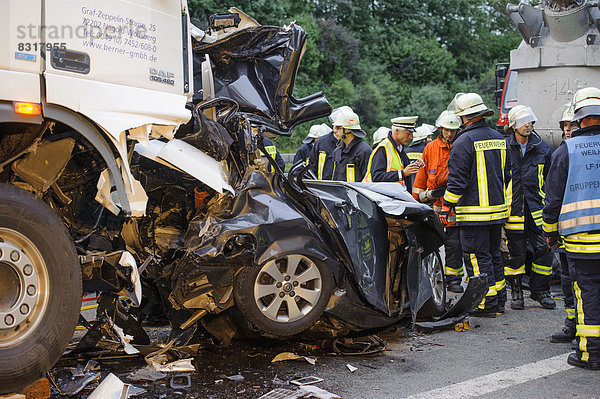 Auto Unfall Lastkraftwagen Autobahn übergroß drücken A8 Straßenverkehr