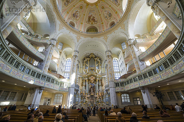 Besucher beten  Frauenkirche