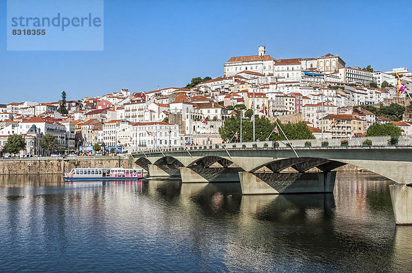 Das historische Zentrum mit der Universität von Coimbra  UNESCO-Weltkulturerbe  vom Fluss Mondego aus