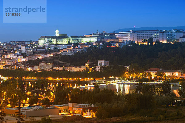 Das historische Zentrum mit der Universität von Coimbra  UNESCO-Weltkulturerbe  mit dem Fluss Mondego bei Nacht
