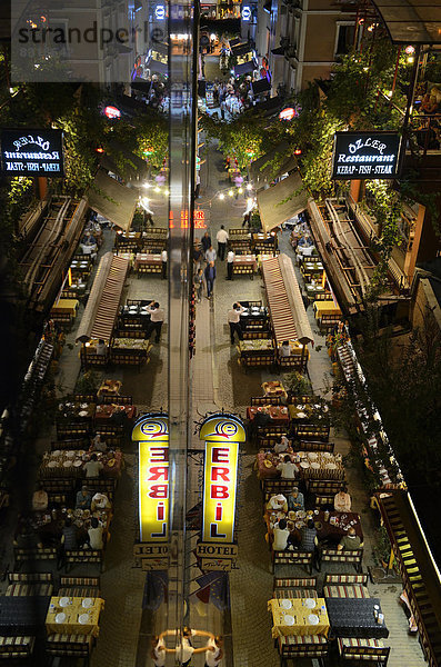 Straßenrestaurants auf der Ibni Kemal Caddesi  Spiegelung