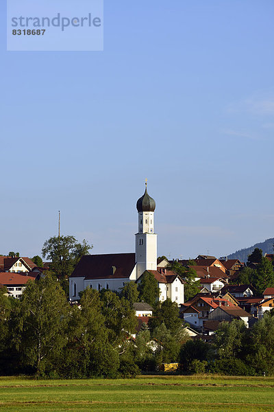 Ortsansicht von Königsdorf mit Kirche St. Laurentius