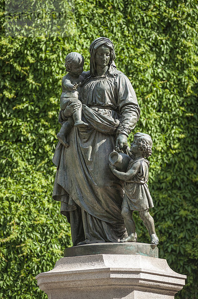 Donndorfbrunnen  Brunnenfiguren Mutter mit Kindern