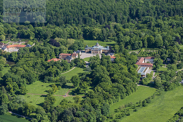 Schloss und Park Belvedere  UNESCO Weltkulturerbe  rechts Musikgymnasium  Luftaufnahme