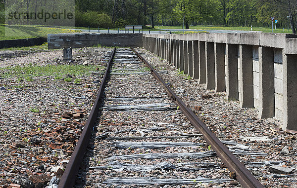 Konzentrationslager Buchenwald  ehemaliger Bahnhof  Gleisende und Rampe