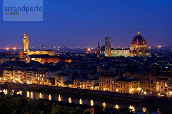 Palazzo Vecchio und die Kathedrale von Florenz in der Abenddämmerung