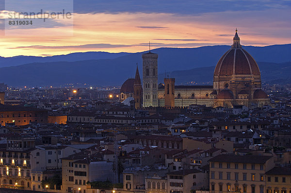 Kathedrale von Florenz oder Basilica di Santa Maria del Fiore in der Abenddämmerung