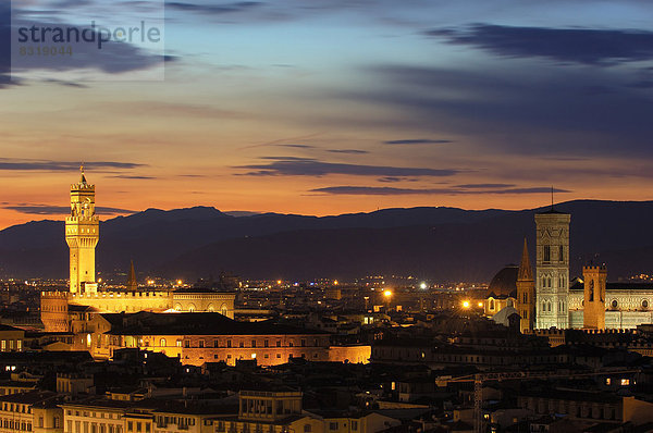 Palazzo Vecchio und die Kathedrale von Florenz in der Abenddämmerung