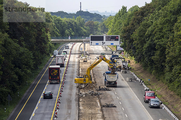 Bauarbeiten an einer Autobahnbaustelle auf der Autobahn A52