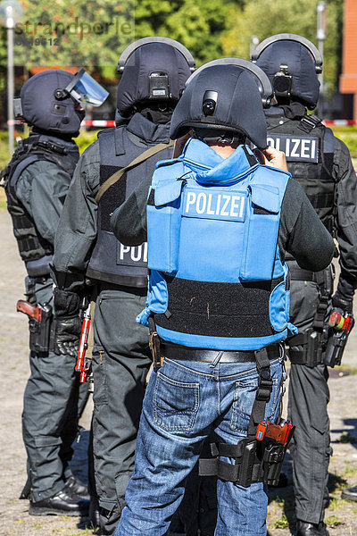 SEK-Einsatzkräfte bei einer Einsatzübung mit nicht schussfähigen Waffen  rot markiert  SEK  Spezialeinsatzkommando der Polizei NRW