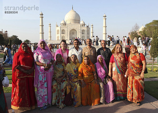 Indische Touristengruppe posiert vor dem Taj Mahal