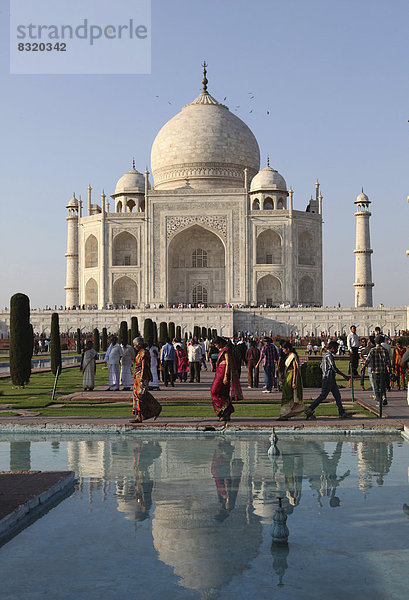 Touristen vor dem Taj Mahal