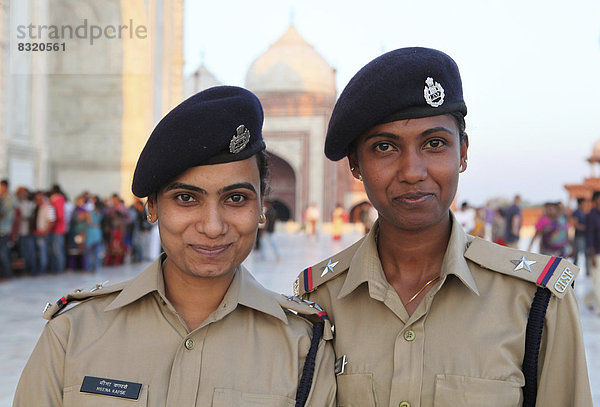 Zwei Sicherheitsbedienstete in Uniform vor dem Taj Mahal