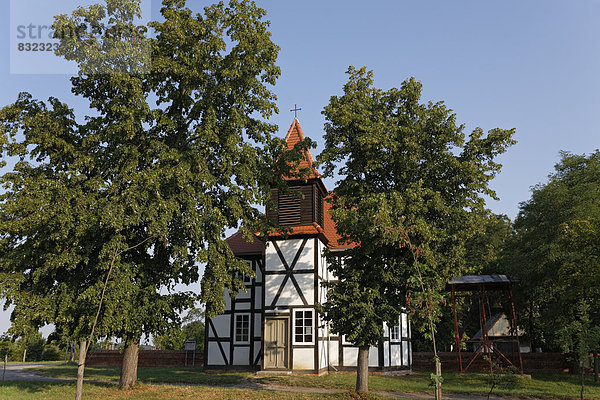 Kleine Dorfkirche mit Fachwerk