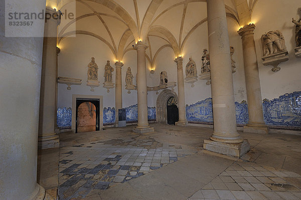 Azulejo und Statuen im Königssaal  Kloster Mosteiro de Alcobaça