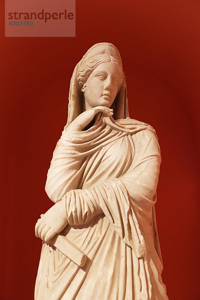 Archäologisches Museum  Marmorstatue von Nemesis aus Perge  2. Jh. n. Chr
