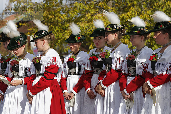 Frau Tradition jung Kleidung Kostüm - Faschingskostüm Prozession
