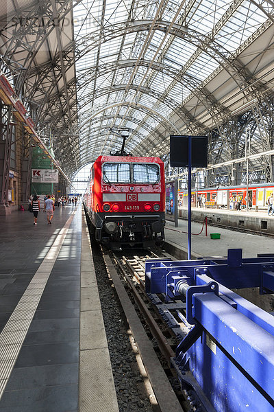 Ein Regionalzug fährt in den Hauptbahnhof ein