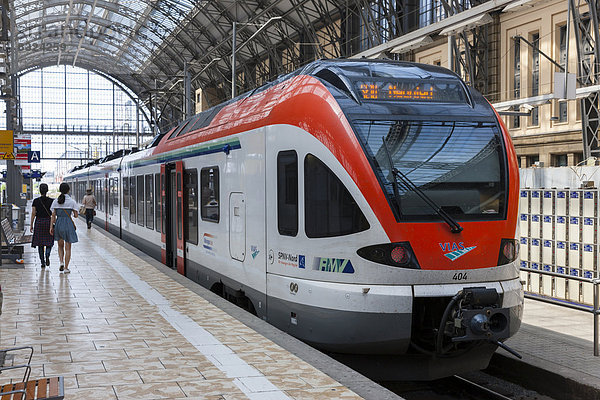 Ein Regionalzug des RMV fährt in den Hauptbahnhof ein