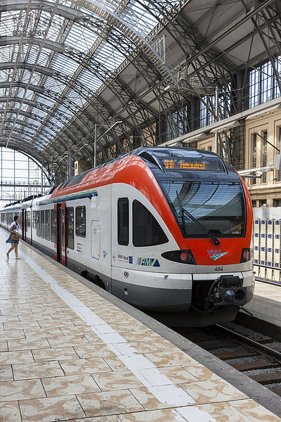 Ein Regionalzug des RMV fährt in den Hauptbahnhof ein