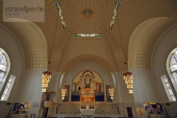 Altarraum mit Deckengewölbe der Spitalkirche St. Leopold am Steinhof  von 1904 bis 1907 nach Entwürfen von Otto Wagner gebaut  bedeutendstes Bauwerk des Wiener Jugendstils