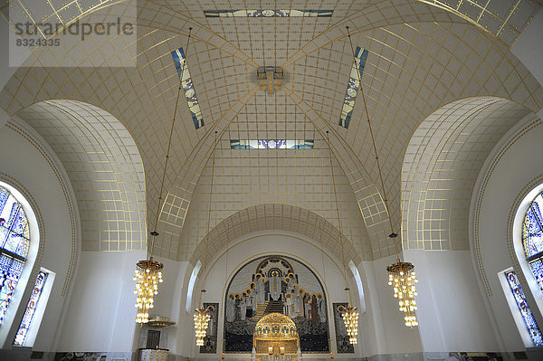 Altarraum mit Kuppelgewölbe der Spitalkirche St. Leopold am Steinhof  von 1904 bis 1907 nach Entwürfen von Otto Wagner gebaut  bedeutendstes Bauwerk des Wiener Jugendstils