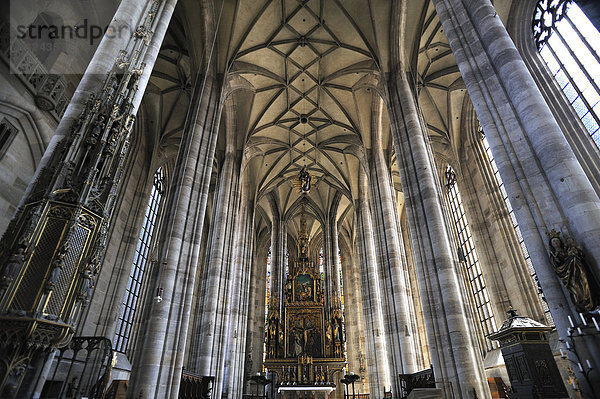 Deckengewölbe und Altarraum der spätgotischen dreischiffigen Hallenkirche vom Münster St. Georg  1499 beendet