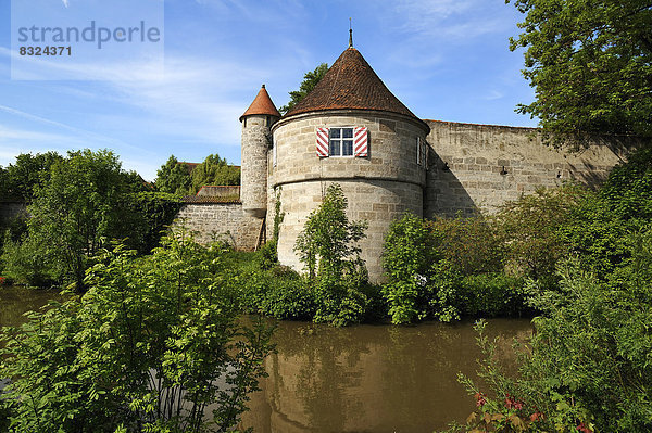 Kleine Bastei  breiter Rundturm als Geschützturm von 1555  vorne die Wörnitz