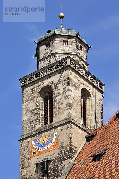 Turm der katholischen Stadtpfarrkirche St. Georg mit Sonnenuhr  1540-1550 gebaut