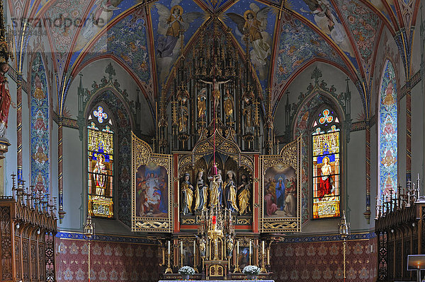 Altar der neugotischen Pfarrkirche Sankt Pelagius  1860  Flügelatar mit spätgotischen Figuren von 1471