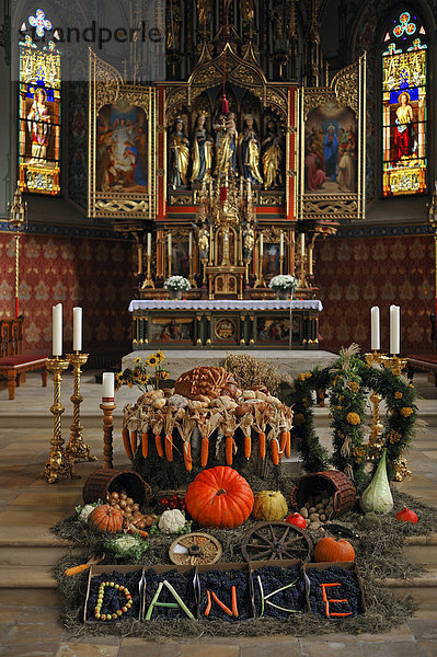 Erntedankfest-Dekoration vor dem Flügelaltar in der neugotischen Pfarrkirche Sankt Pelagius  1860
