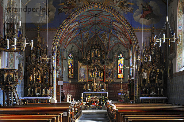Altarraum mit Deckengewölbe der Pfarrkirche Sankt Pelagius  1860  geschmückt zum Erntedankfest