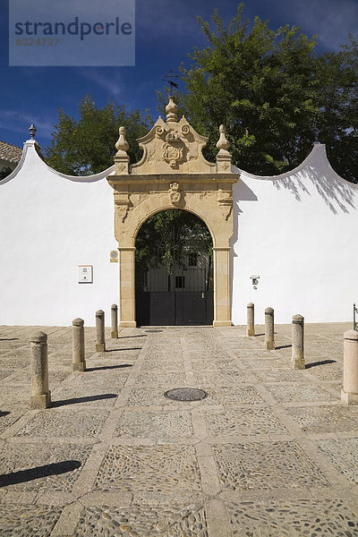 Eingangstor und Mauer der Stierkampfarena von Ronda