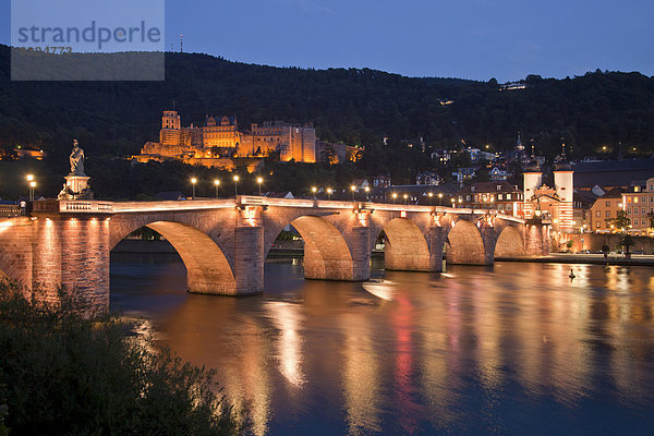 Die Alte Brücke und der Neckar  hinten das Heidelberger Schloss  bei Nacht