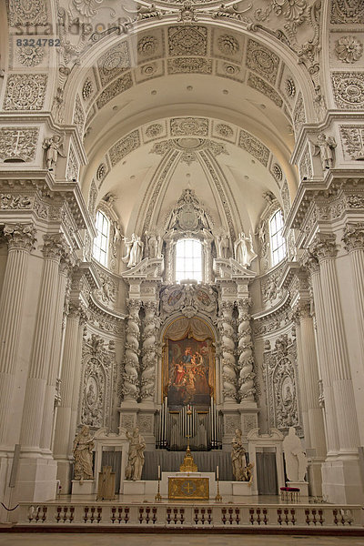 Innenraum der katholischen Stiftskirche St. Kajetan oder Theatinerkirche