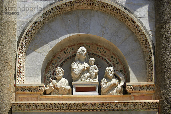 Mittelalterliche Skulpturen der Madonna mit Kind über der Eingangstür zum Schiefen Turm von Pisa