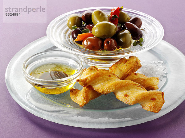 Schüssel gemischter Oliven mit Brot-Sticks