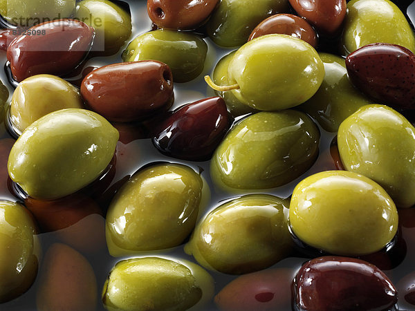 Gemischte grüner und Kalamata-Oliven
