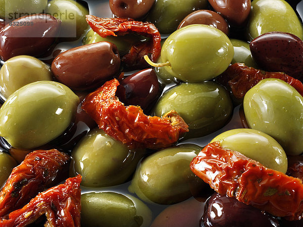 Gemischte grüne und Kalamata-Oliven