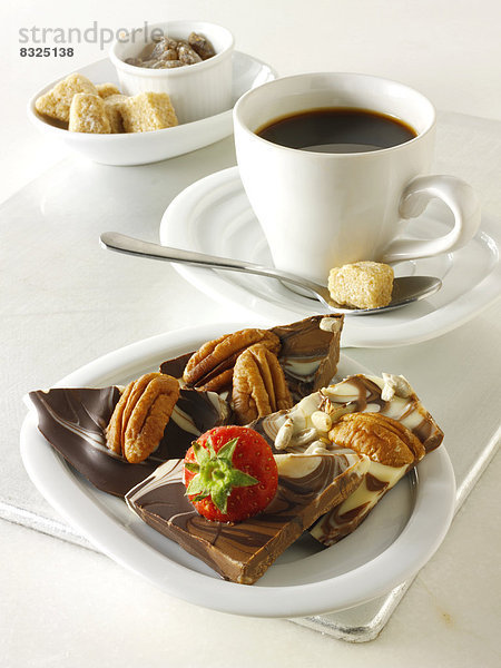 Weiße Schokolade und Milchschokolade wirbelt mit Erdbeeren  Pekannüssen und Kaffee