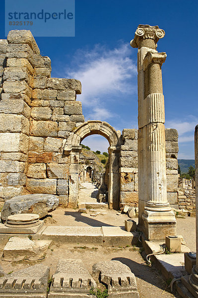 Eingang zum Odeon  erbaut als Ratssaal im 2. Jahrhundert n. Chr.  Ausgrabungsstätte Ephesos