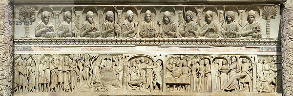 Mittelalterliche Reliefs an der Tür des Baptisteriums