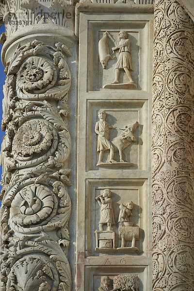 Mittelalterliche Reliefs an der Tür des Baptisteriums