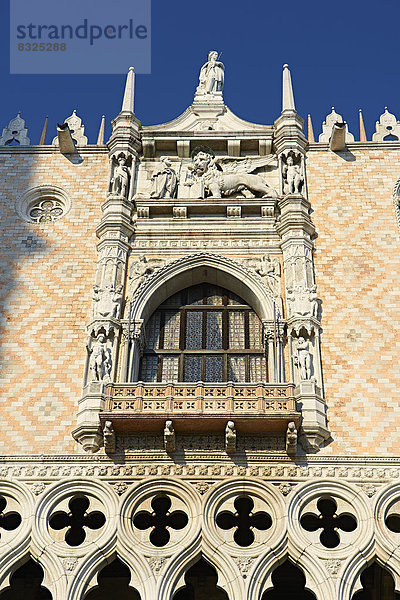 Dogenpalast  Palazzo Ducale  14. Jahrhundert  Balkon im gotischen Stil an der Südfassade