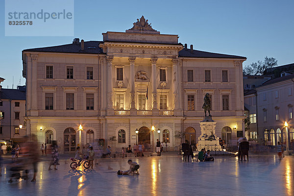 Rathaus  Tartiniplatz  bei Dämmerung