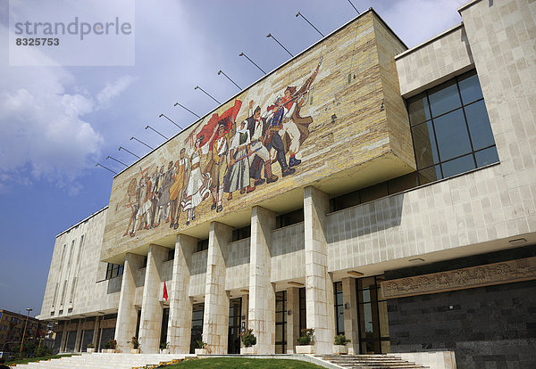 Historisches Nationalmuseum am Skanderbeg-Platz mit dem Großmosaik Shqiptaret
