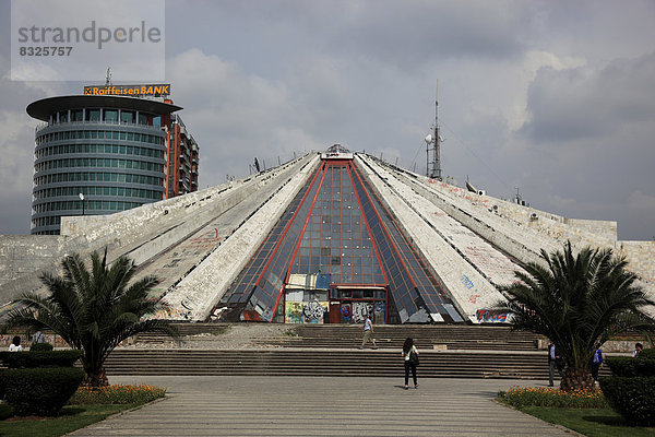 Pyramide  einst als Mausoleum für Enver Hoxha gedacht  heute Kultur- und Konferenzzentrum