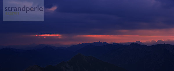 Sonnenaufgang über dem Ammergebirge mit dramatischem Himmel